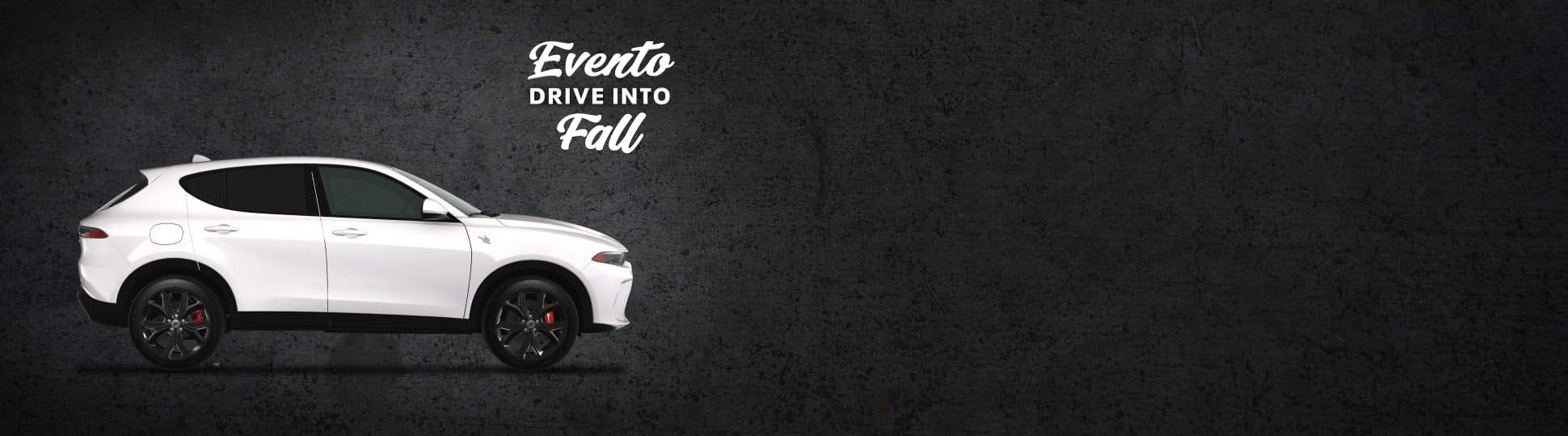 Perfil del lado del pasajero de un Dodge Hornet R/T 2024 blanco. Evento Drive into Fall.