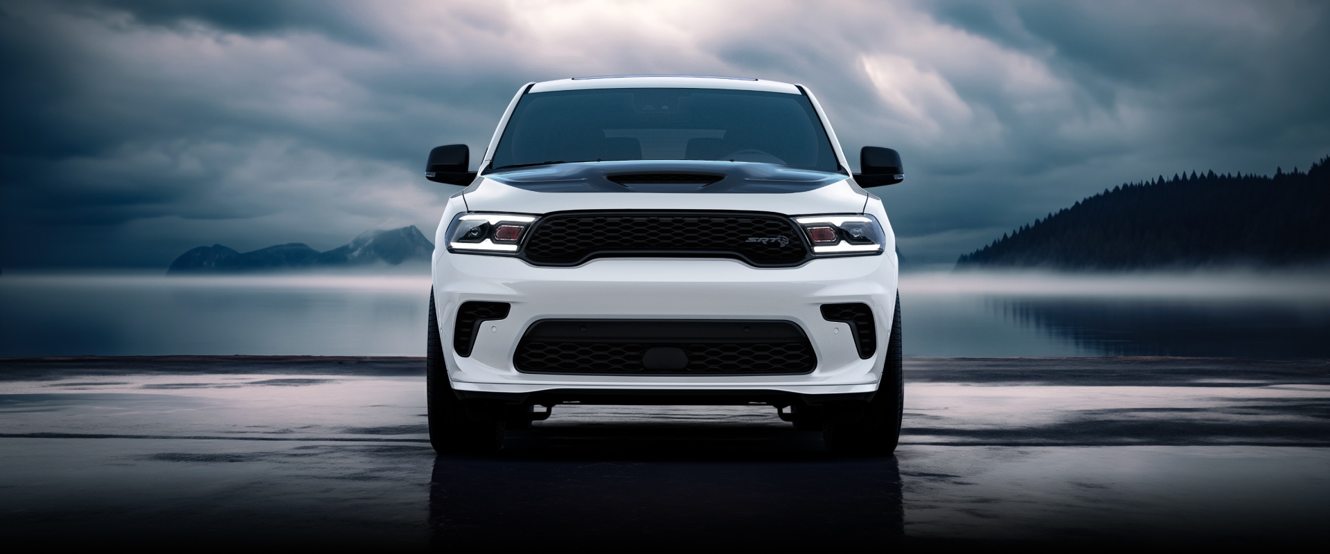 Un ángulo frontal de un Dodge Durango SRT Hellcat 2026 blanco, con un lago y montañas de fondo y nubes de tormenta sobre el cielo.