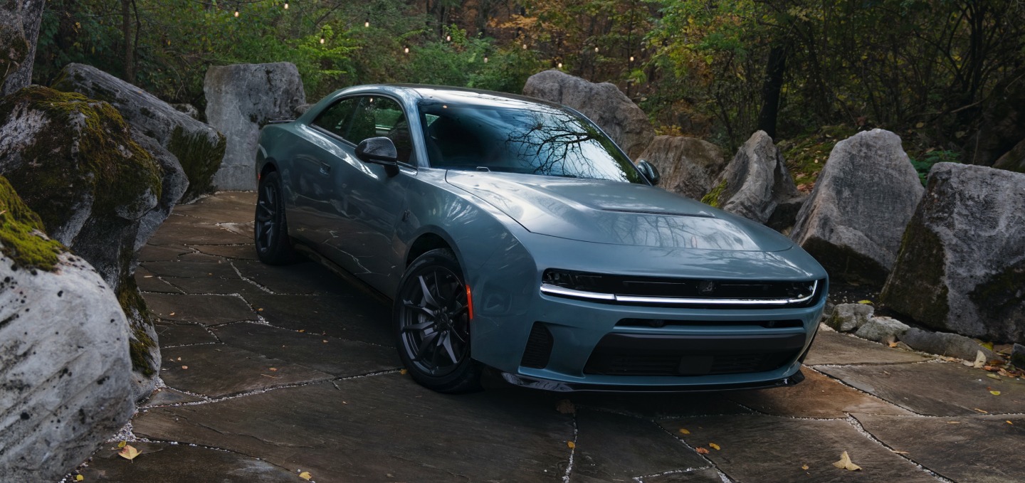 Un Dodge Charger Scat Pack 2027 azul.