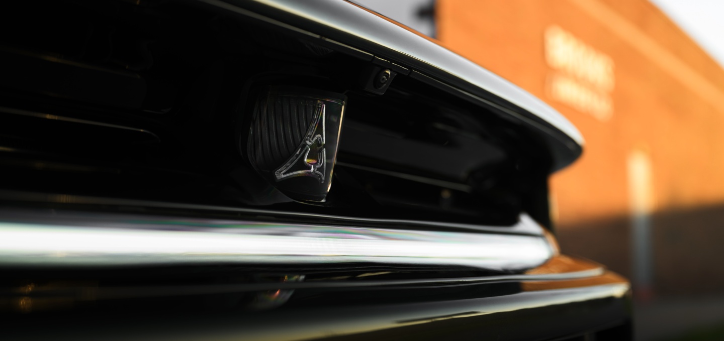 El alerón trasero de un Dodge Charger Scat Pack 2027 blanco.