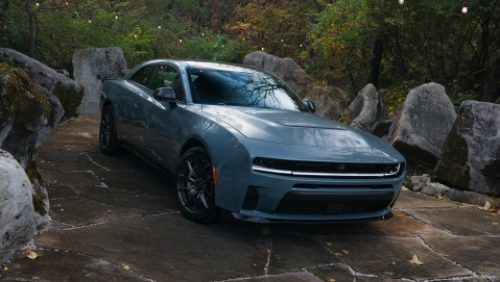 Un Dodge Charger Scat Pack 2027 azul.