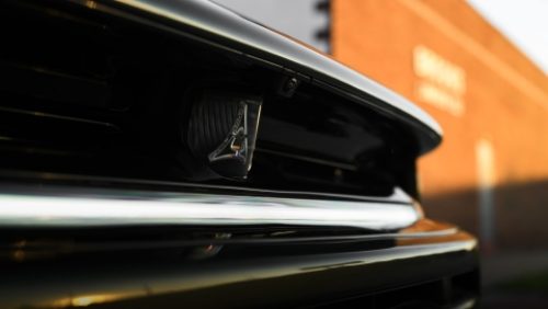 El alerón trasero de un Dodge Charger Scat Pack 2027 blanco.