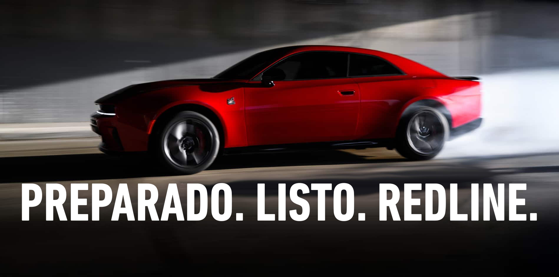 ​​​​​​​Un Dodge Charger Scat Pack 2027 rojo de perfil, con el fondo desenfocado para indicar que el coche está en movimiento. Preparado. Listo. Redline.