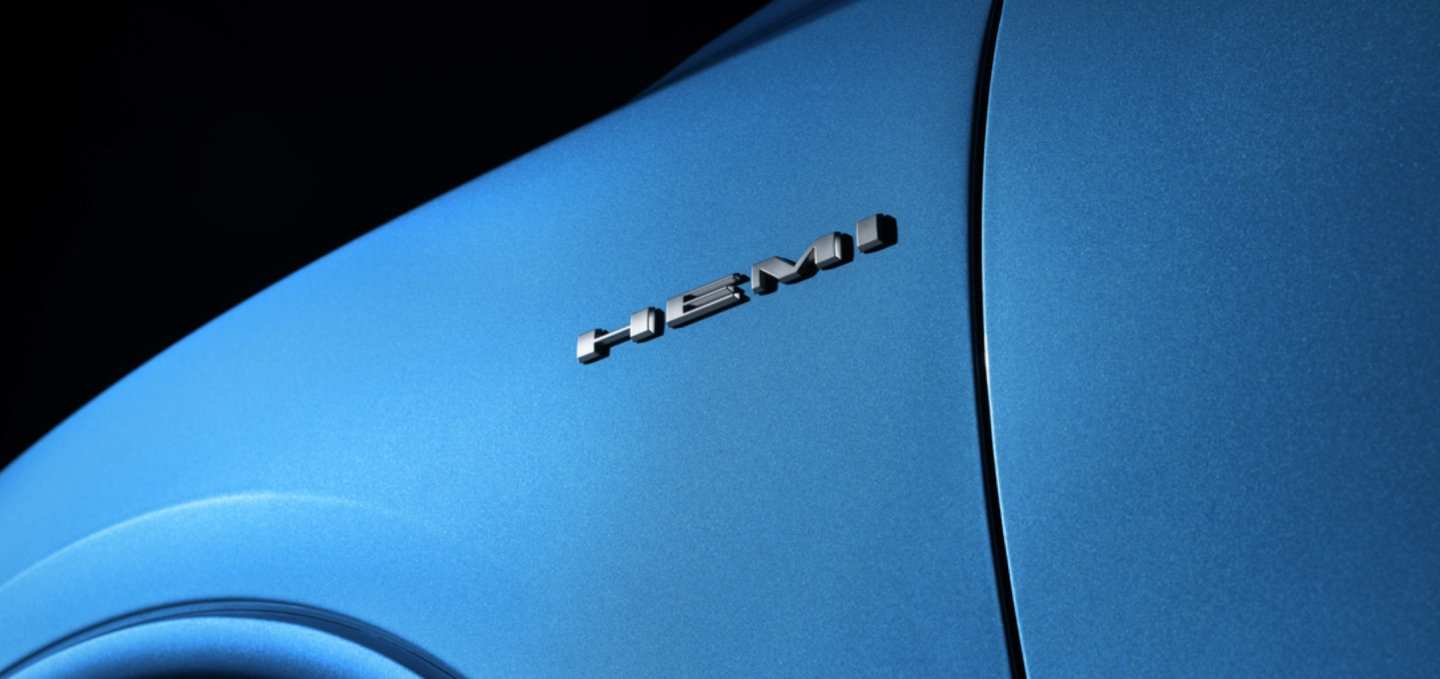 El emblema Hemi del lado del conductor de un Dodge Durango GT Hemi V8 2027.