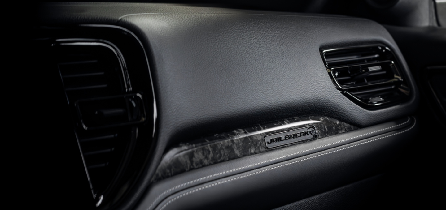 El emblema Jailbreak en el tablero del Dodge Durango SRT Hellcat Jailbreak 2027, ubicado arriba del compartimento de la guantera.