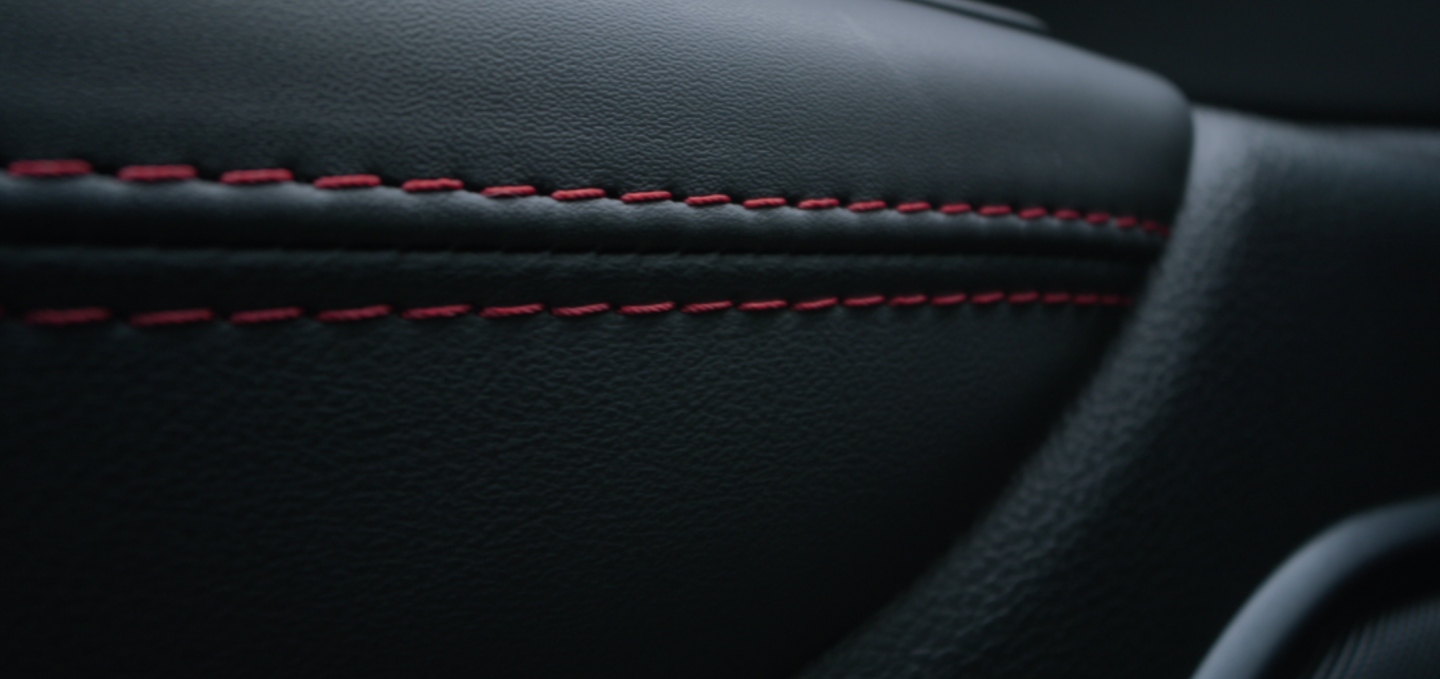 Primer plano de un panel interior negro con costuras rojas en un Dodge Durango R/T 392 2027.