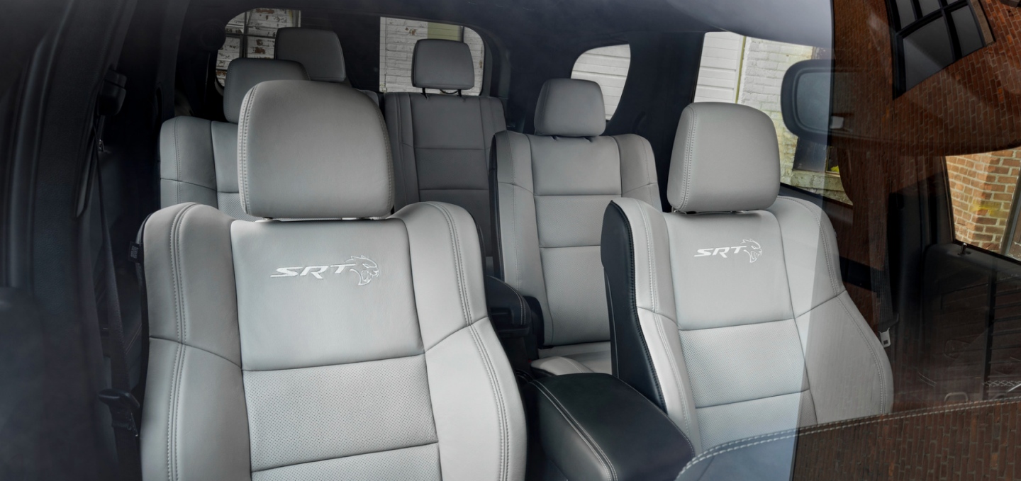 Los asientos tapizados en cuero gris en las tres filas del Dodge Durango SRT Hellcat Jailbreak 2027, con el logo de SRT Hellcat grabado en relieve en los asientos delanteros.