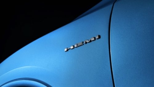 El emblema Hemi del lado del conductor de un Dodge Durango GT Hemi V8 2027.