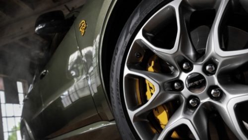 Un primer plano de la rueda y neumático delanteros del lado del pasajero de un Dodge Durango SRT Hellcat Jailbreak 2027. Toma desde un ángulo bajo.