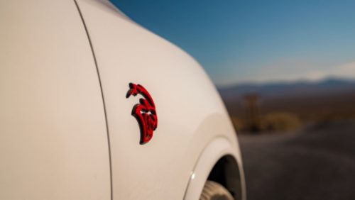 El emblema Hellcat rojo del lado del pasajero de un Dodge Durango SRT Hellcat Jailbreak 2027 beige.
