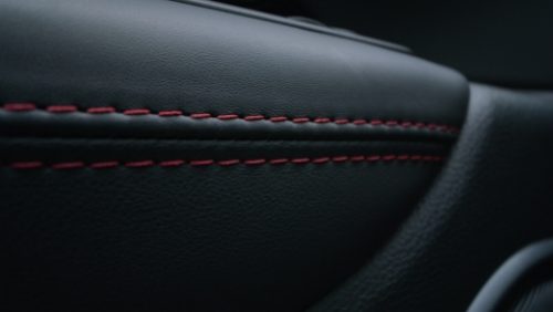 Primer plano de un panel interior negro con costuras rojas en un Dodge Durango R/T 392 2027.