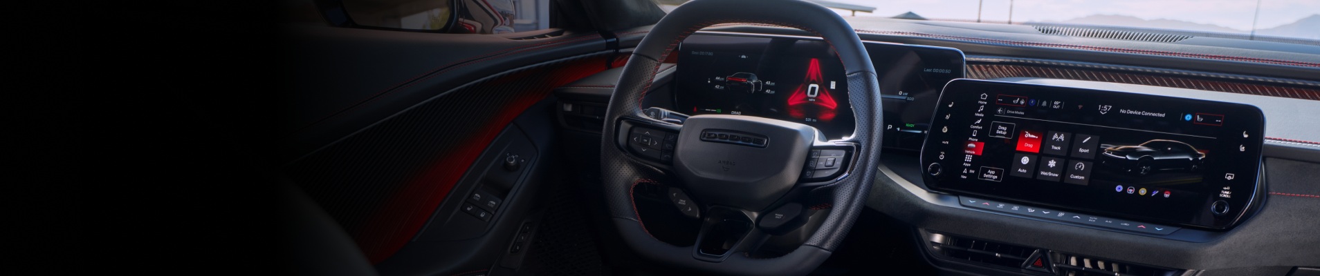 El volante, la pantalla digital del panel de instrumentos y la pantalla táctil Uconnect del Dodge Charger 2026, con la pantalla táctil mostrando una página de rendimiento de Dodge.