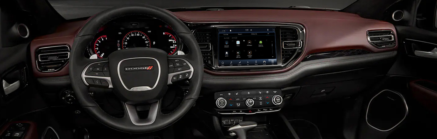 El volante, el sistema Uconnect 5 NAV con pantalla táctil de 10.1 pulgadas y el tablero en el Dodge Citadel 2022.