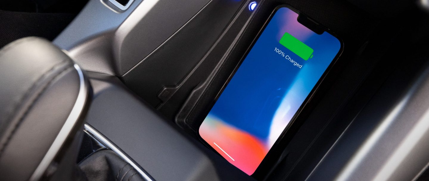 Un smartphone en la base de carga inalámbrica del Dodge Hornet 2024.